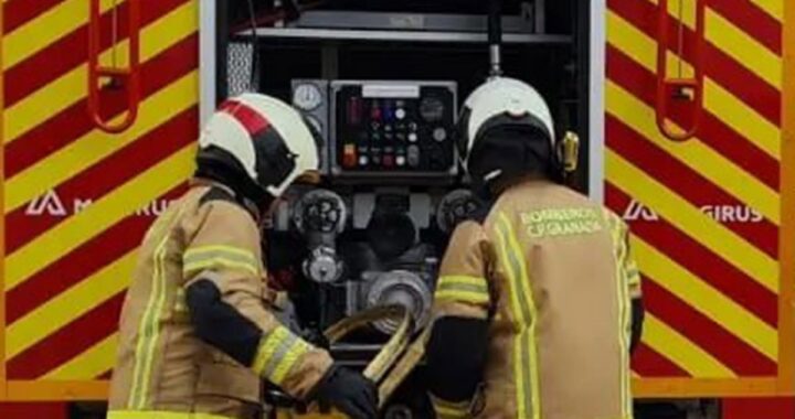 Agentes de la Guardia Civil inspeccionan vivienda calcinada en Ogíjares tras incendio sospechoso con víctima mortal