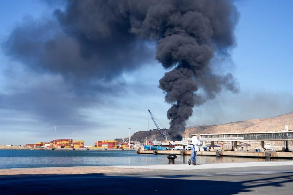 Columna de humo negro con partículas tóxicas sobre el Puerto de Almería y zonas residenciales cercanas