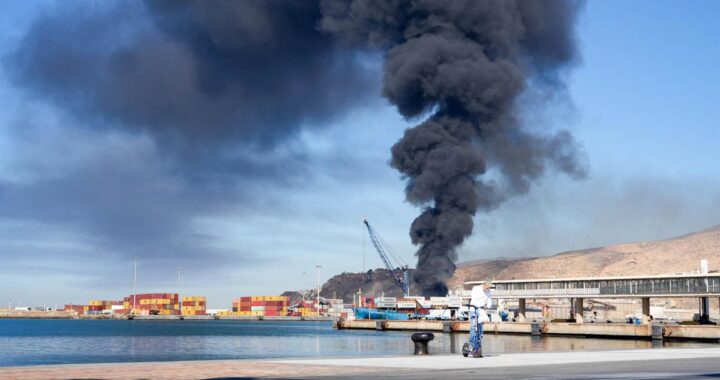 Columna de humo negro con partículas tóxicas sobre el Puerto de Almería y zonas residenciales cercanas