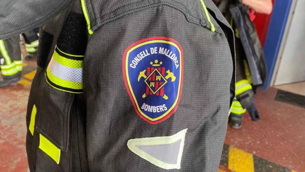 Bomberos de Mallorca coordinando la extinción de un incendio agrícola en Porreres con equipos del Ibanat