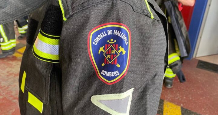 Bomberos de Mallorca coordinando la extinción de un incendio agrícola en Porreres con equipos del Ibanat
