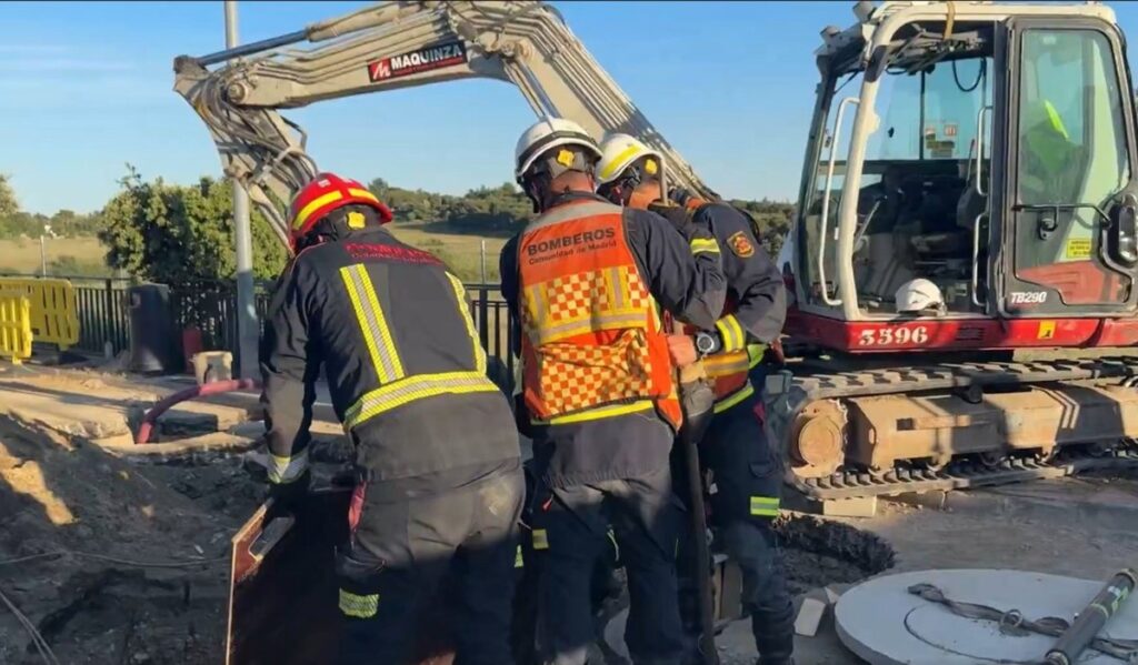 Equipos de rescate trabajan en zanja derrumbada donde un obrero perdió la vida por falta de entibación
