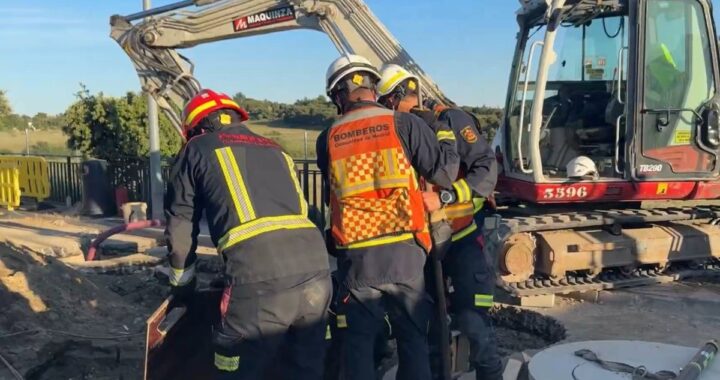 Equipos de rescate trabajan en zanja derrumbada donde un obrero perdió la vida por falta de entibación