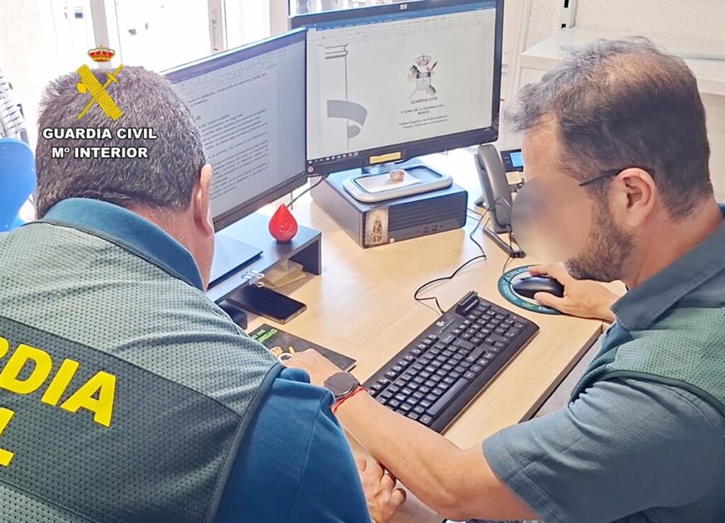 Agentes de la Guardia Civil revisan recetas médicas falsificadas y medicamentos incautados en la operación Eczane