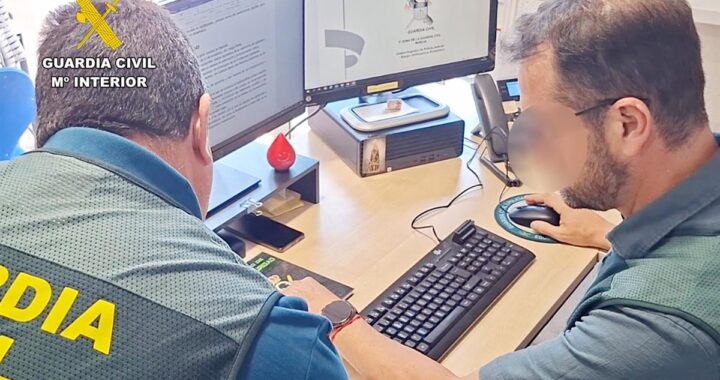 Agentes de la Guardia Civil revisan recetas médicas falsificadas y medicamentos incautados en la operación Eczane