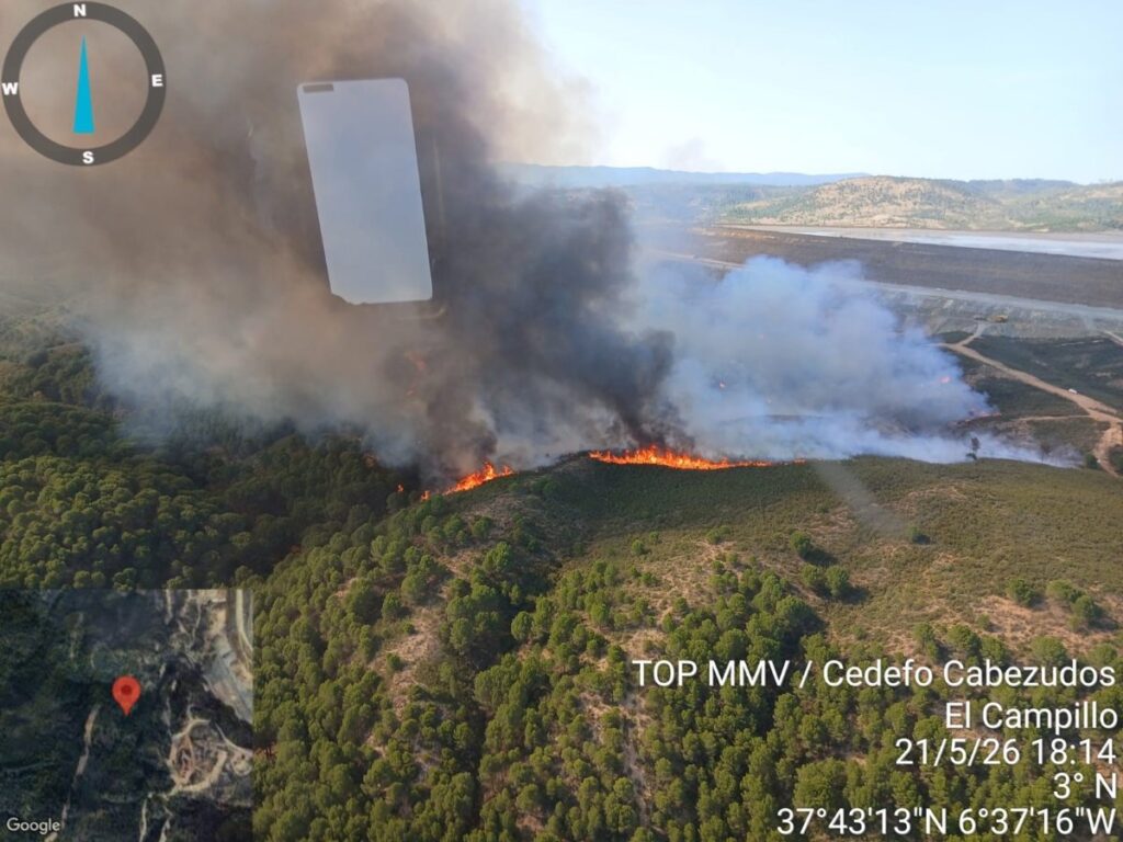 Bomberos forestales del Plan Infoca combaten incendio cerca de la presa de Cobre en Huelva, con humo denso y medios aéreos en acción