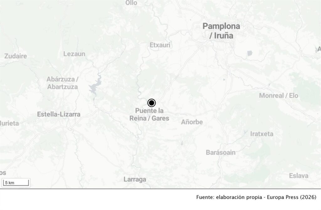 Peregrinos cruzan el puente medieval de Puente la Reina sin barandillas junto al río Arga, zona con 3 muertes en 5 años