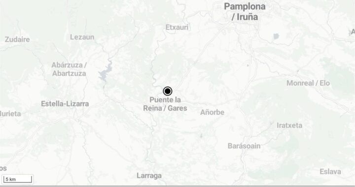 Peregrinos cruzan el puente medieval de Puente la Reina sin barandillas junto al río Arga, zona con 3 muertes en 5 años