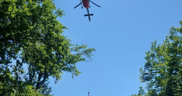 Rescatadores en grúa izando a motorista herido desde desfiladero de 12 metros en Burgos