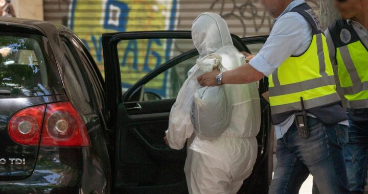 Sala de hospital adaptada como juzgado con juez y agentes para declaración de imputada por crimen bajo custodia psiquiátrica
