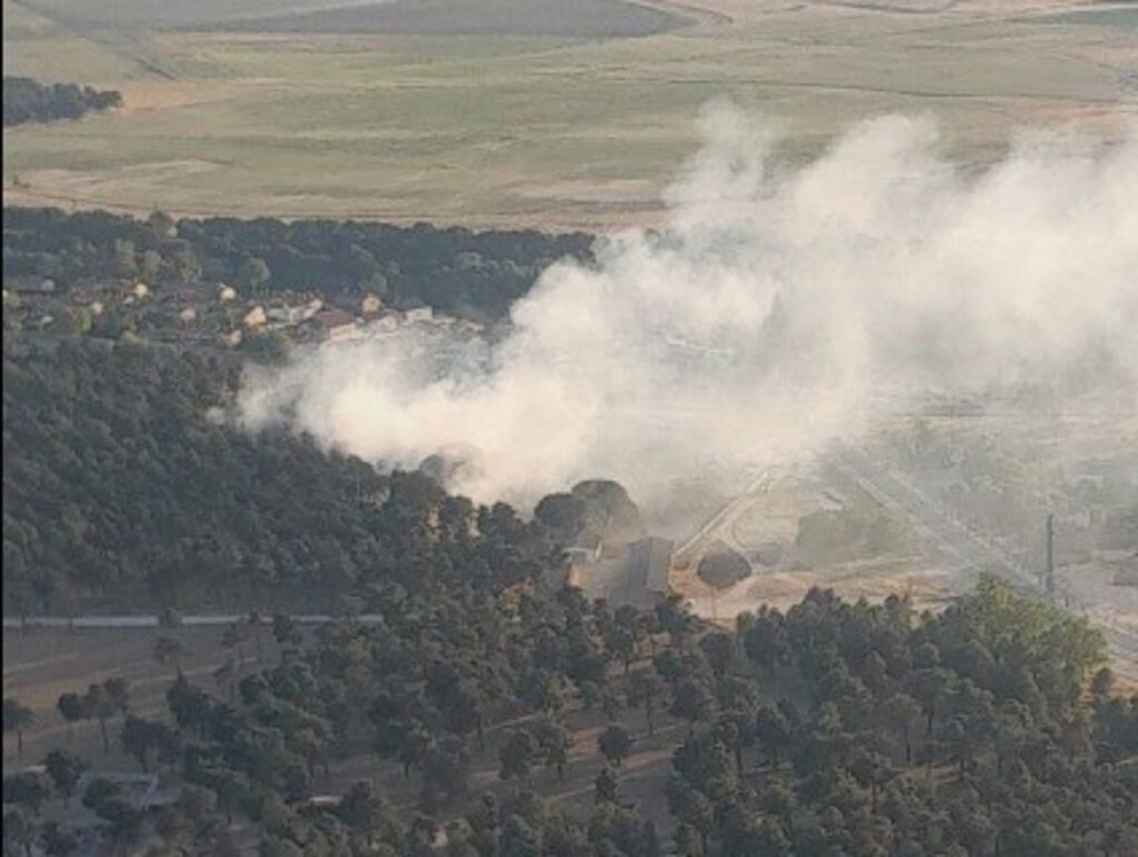 Llamas y humo del incendio forestal en Arévalo (Ávila) con helicópteros del Plan Infoca sobrevolando