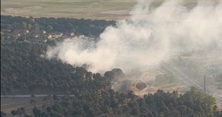 Llamas y humo del incendio forestal en Arévalo (Ávila) con helicópteros del Plan Infoca sobrevolando