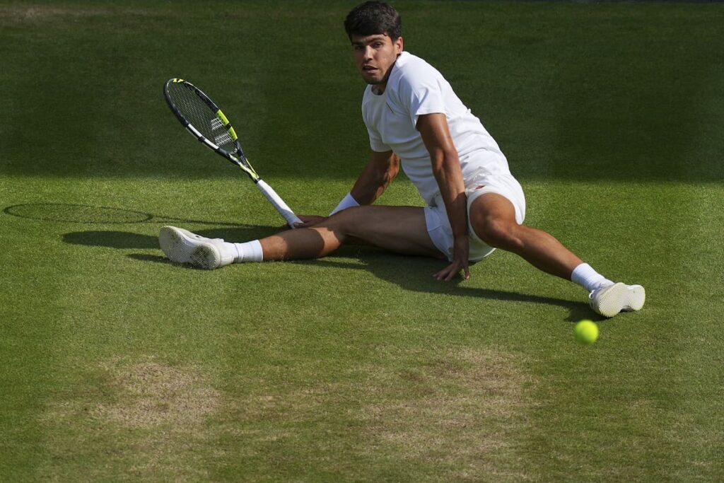 Carlos Alcaraz con férula en la muñeca derecha, señal de su lesión crónica que lo aleja de Wimbledon 2026