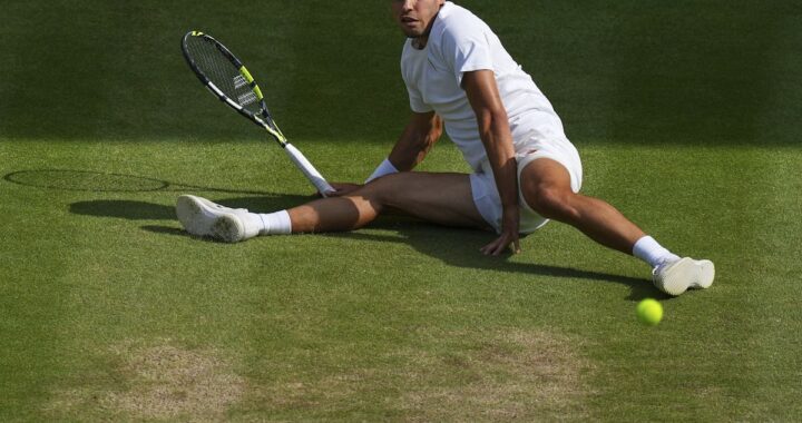 Carlos Alcaraz con férula en la muñeca derecha, señal de su lesión crónica que lo aleja de Wimbledon 2026