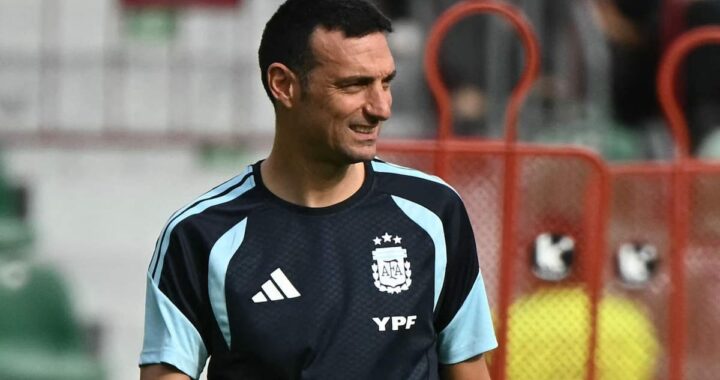 Lionel Scaloni analizando a jóvenes promesas argentinas en entrenamiento previo al Mundial 2026 con fondo de bandera albiceleste