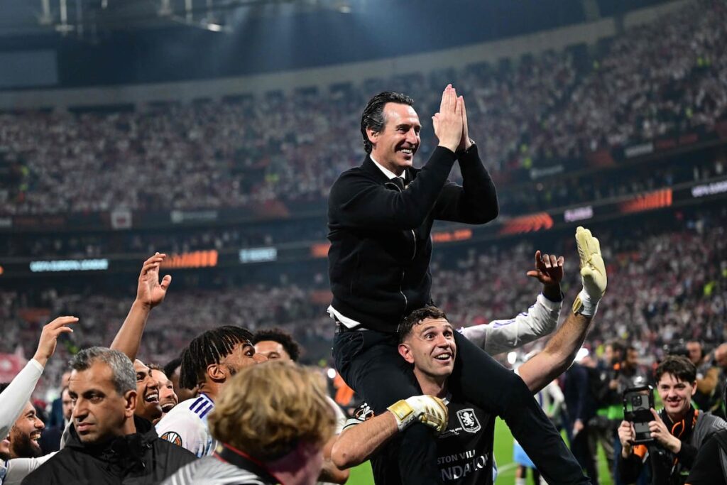 Unai Emery levanta su quinto trofeo de la Europa League con Aston Villa en Estambul, sonriendo junto a sus jugadores