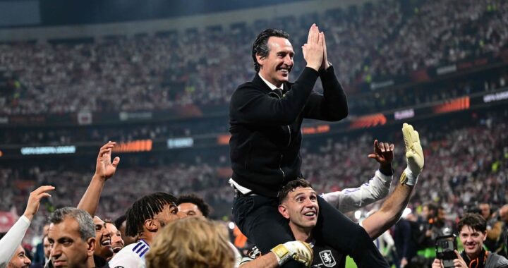 Unai Emery levanta su quinto trofeo de la Europa League con Aston Villa en Estambul, sonriendo junto a sus jugadores