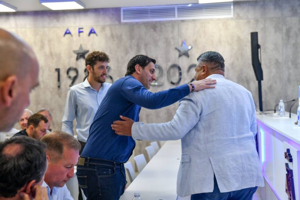 Diego Milito con gesto serio en conferencia de prensa tras declarar la guerra a la AFA por arbitrajes polémicos