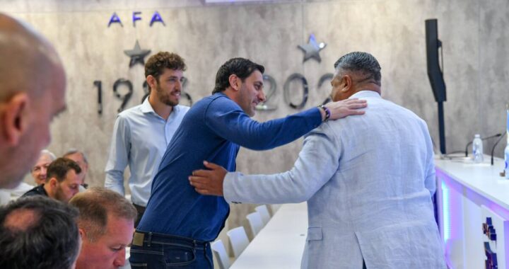 Diego Milito con gesto serio en conferencia de prensa tras declarar la guerra a la AFA por arbitrajes polémicos