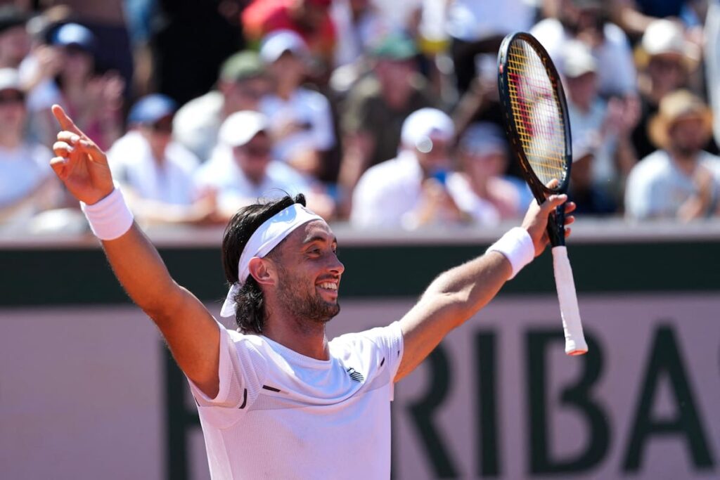 Thiago Tirante celebra con el puño en alto su victoria en Roland Garros 2026 tras remontar a Davidovich Fokina