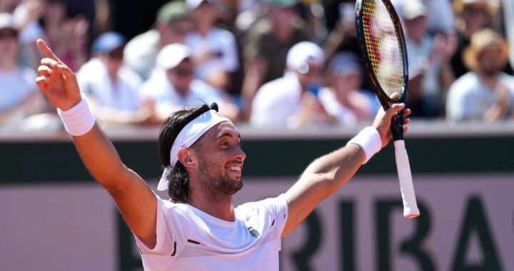 Thiago Tirante celebra con el puño en alto su victoria en Roland Garros 2026 tras remontar a Davidovich Fokina