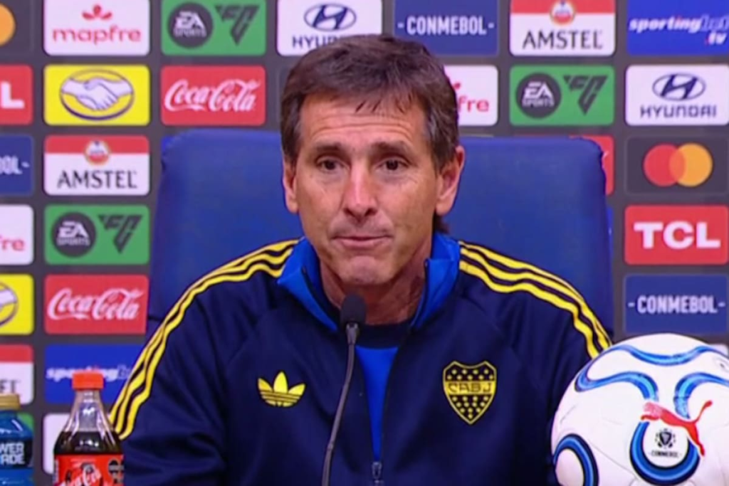 Claudio Ubeda gesticulando airado en conferencia de prensa tras polémica con VAR y árbitro en Boca vs Cruzeiro