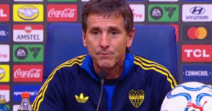 Claudio Ubeda gesticulando airado en conferencia de prensa tras polémica con VAR y árbitro en Boca vs Cruzeiro