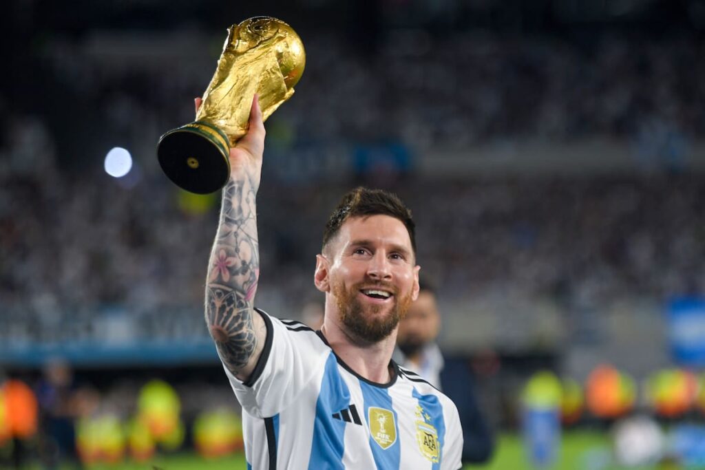 Lionel Messi en entrevista sincera señalando a Francia como favorita para el Mundial 2026, con gesto serio y camiseta de Argentina