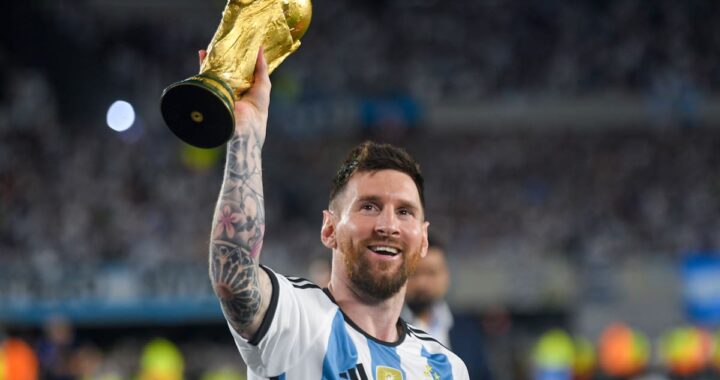 Lionel Messi en entrevista sincera señalando a Francia como favorita para el Mundial 2026, con gesto serio y camiseta de Argentina