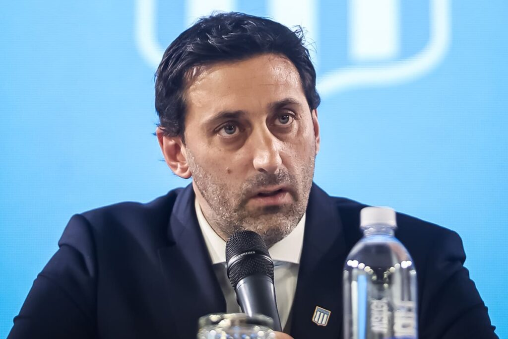 Diego Milito con gesto de frustración en conferencia de prensa tras eliminar a Racing del torneo, simbolizando la crisis del fútbol argentino