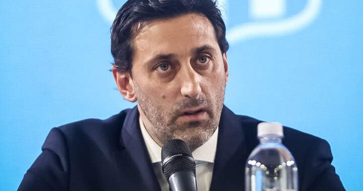 Diego Milito con gesto de frustración en conferencia de prensa tras eliminar a Racing del torneo, simbolizando la crisis del fútbol argentino
