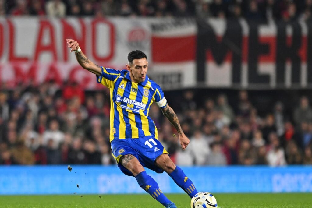 Ángel Di María ignora los silbidos en el Monumental mientras la hinchada grita '¡Fideo secanucas!' por su cercanía a Tapia