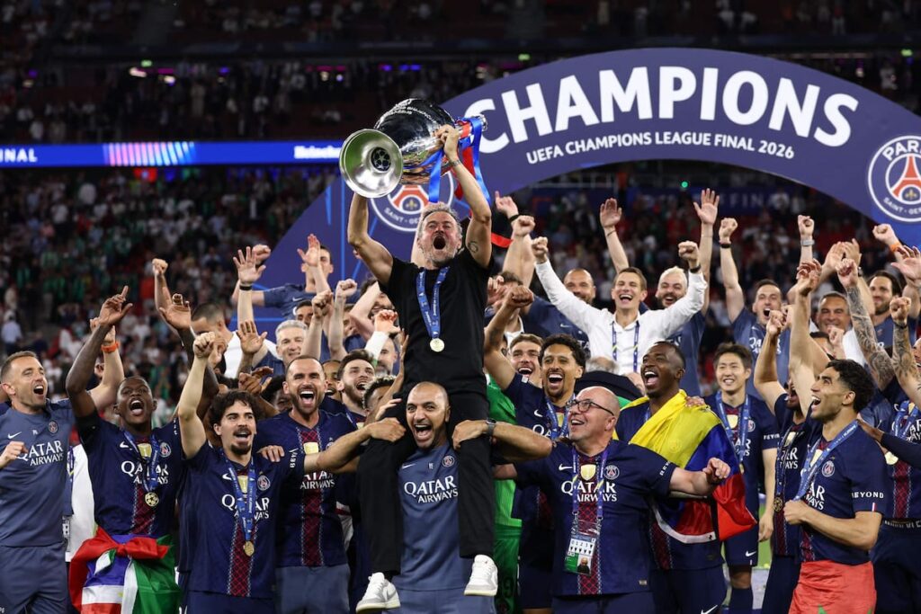 Dembélé y Marquinhos celebran la segunda Champions del PSG con la copa en Budapest, símbolo del triunfo colectivo