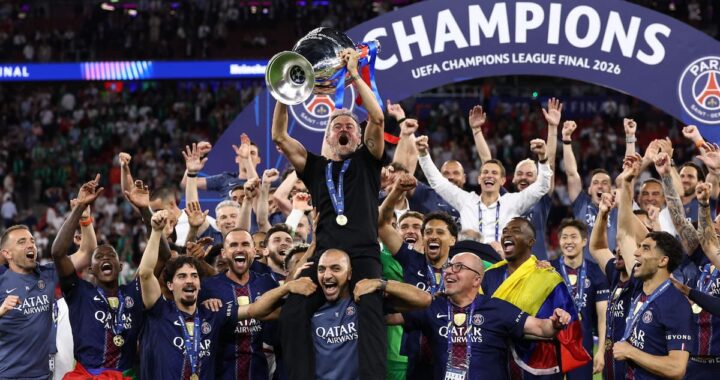 Dembélé y Marquinhos celebran la segunda Champions del PSG con la copa en Budapest, símbolo del triunfo colectivo