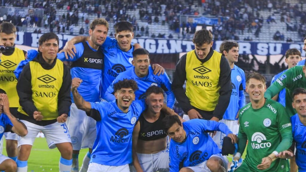 Pablo Vegetti celebra su gol en el clásico Belgrano vs Talleres en el Kempes vacío, con gestos de emoción y tensión visible