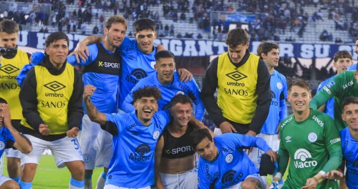 Pablo Vegetti celebra su gol en el clásico Belgrano vs Talleres en el Kempes vacío, con gestos de emoción y tensión visible
