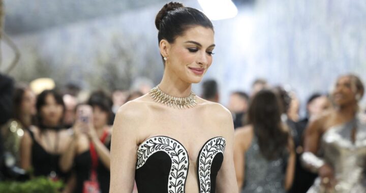 Anne Hathaway con camiseta del Arsenal celebrando en el Emirates Stadium, mostrando su pasión como hincha