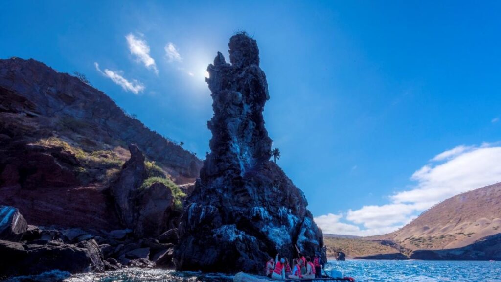 Gabriel Agranoff y Dan Jackson de Beautiful Destinations explorando paisajes volcánicos y vida silvestre en Galápagos