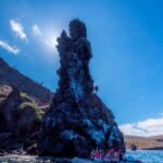 Gabriel Agranoff y Dan Jackson de Beautiful Destinations explorando paisajes volcánicos y vida silvestre en Galápagos