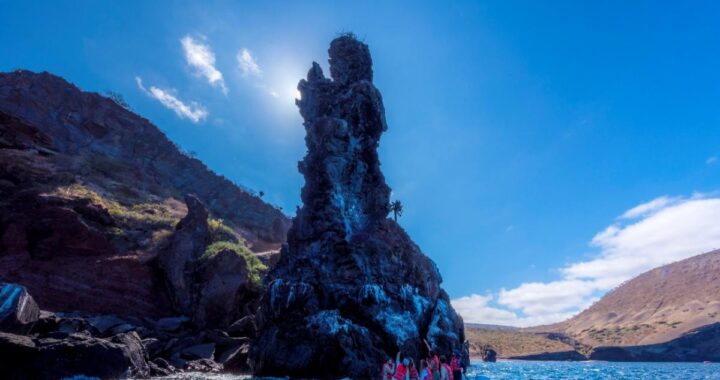 Gabriel Agranoff y Dan Jackson de Beautiful Destinations explorando paisajes volcánicos y vida silvestre en Galápagos