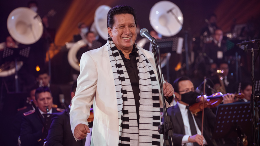 Gustavo Velásquez en concierto interpretando sus éxitos como 'Pobre soy' y 'Cerveza cerveza'
