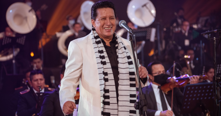 Gustavo Velásquez en concierto interpretando sus éxitos como 'Pobre soy' y 'Cerveza cerveza'