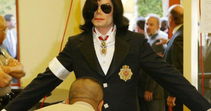 Captura del documental con imágenes del juicio a Michael Jackson en 2005 y material de archivo inédito de Neverland