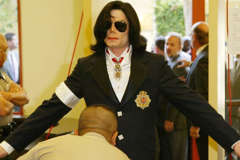 Captura del documental con imágenes del juicio a Michael Jackson en 2005 y material de archivo inédito de Neverland