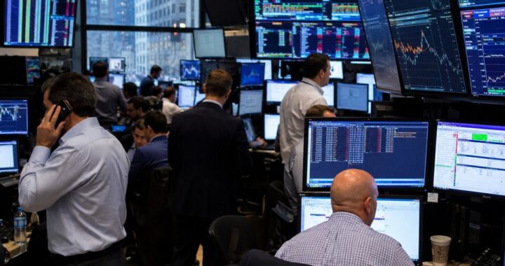 Logotipos de Alphabet y Verizon con flechas opuestas simbolizando el cambio en el Dow Jones Industrial Average