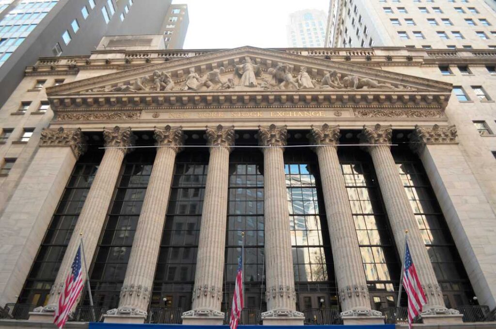 Pantallas rojas en Wall Street con Dow Jones en picado y gráfico del petróleo Brent cerca de 98 dólares por barril