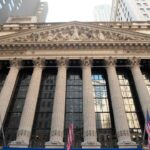 Pantallas rojas en Wall Street con Dow Jones en picado y gráfico del petróleo Brent cerca de 98 dólares por barril