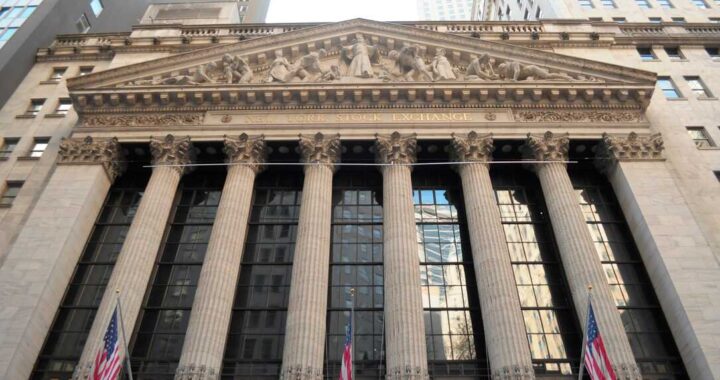 Pantallas rojas en Wall Street con Dow Jones en picado y gráfico del petróleo Brent cerca de 98 dólares por barril
