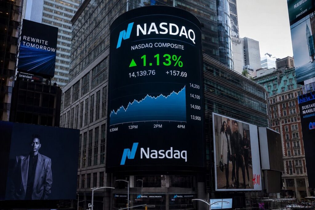 Gráfico del Nasdaq 100 cayendo 242 puntos con futuros en rojo antes de la apertura de Wall Street