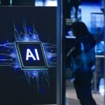 Ejecutivo de banco analiza datos mientras pantalla muestra algoritmo de IA reemplazando tareas de analistas junior